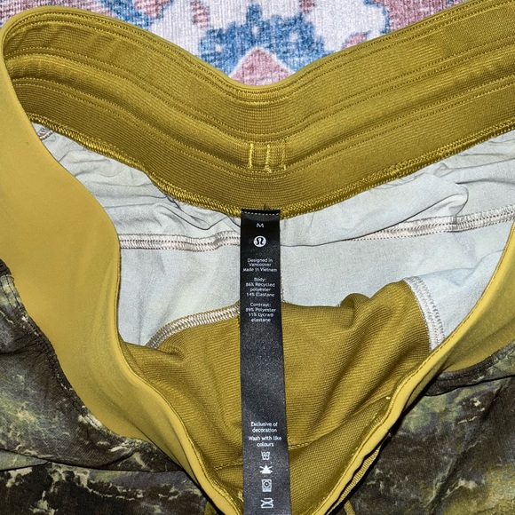 Lululemon T.H.E. Mens Short 7" Linerless Size M 
High Dive Auric Gold Multi - Picture 9 of 9